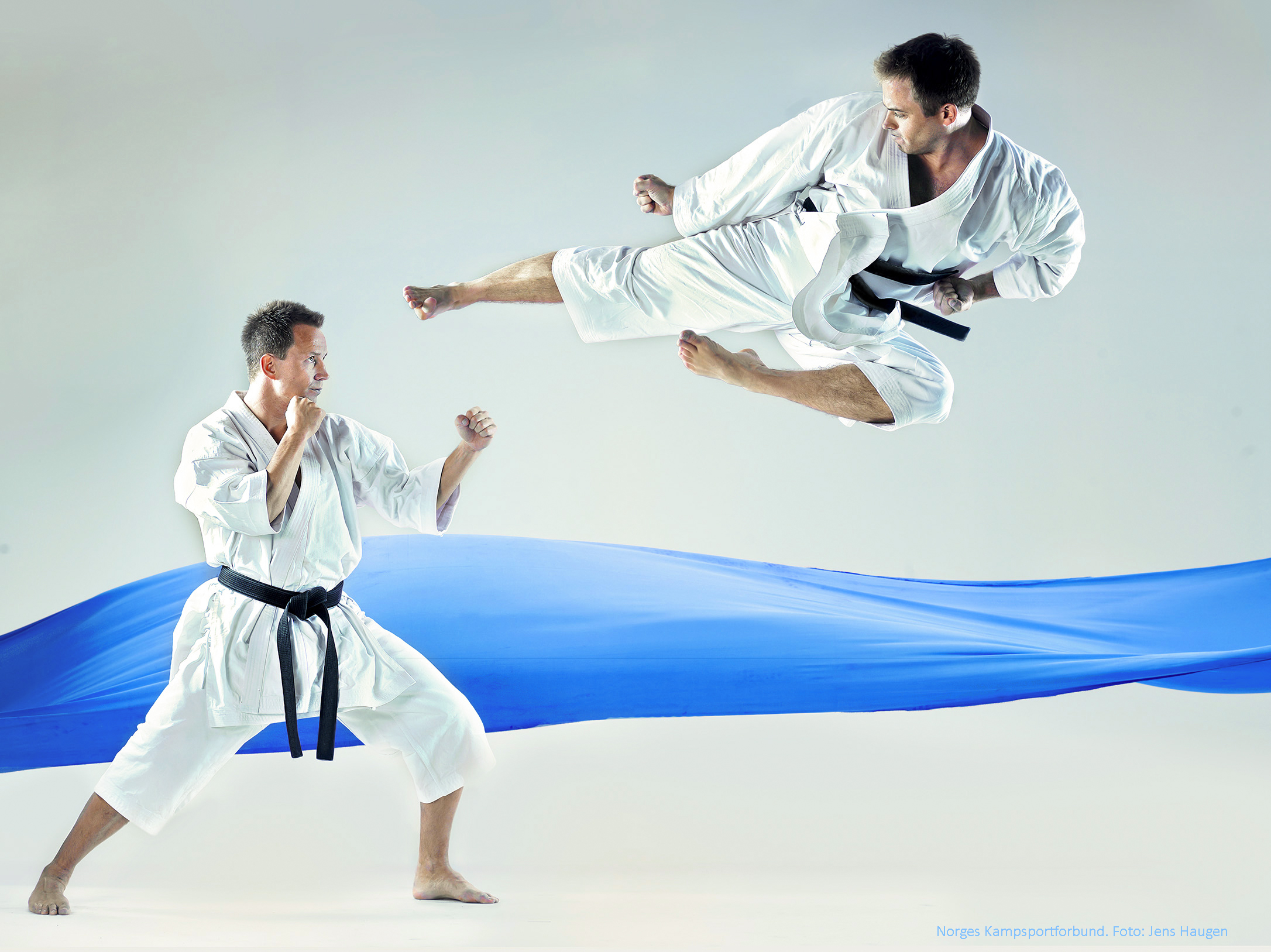 Forstørret bilde av Flygende spark i karatekamp